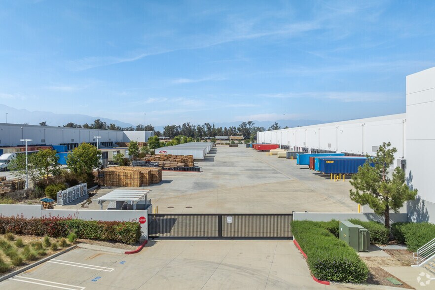 18012 Slover Ave, Bloomington, CA à louer - Photo du bâtiment - Image 3 de 8