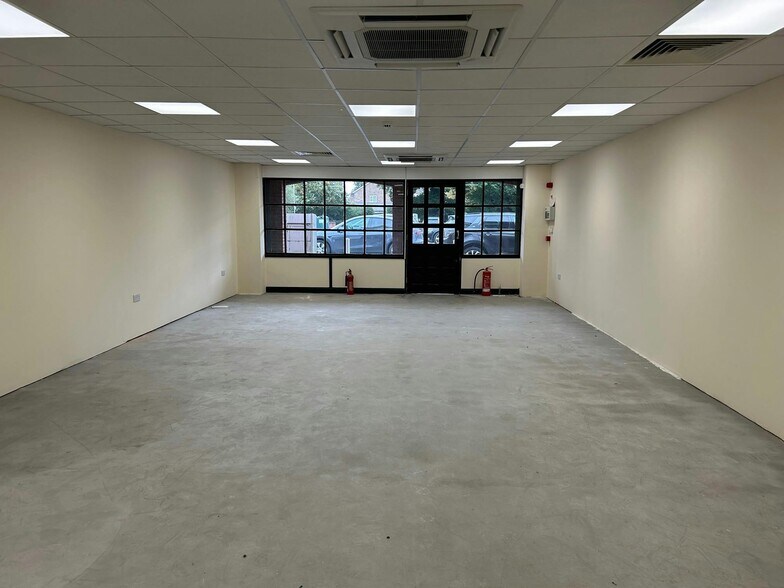 Units 5, 6 & 7 Oakmede Place, Binfield, Bracknell à louer - Photo du bâtiment - Image 3 de 11