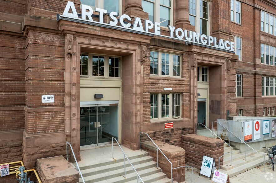 180 Shaw St, Toronto, ON à vendre - Photo du bâtiment - Image 3 de 3