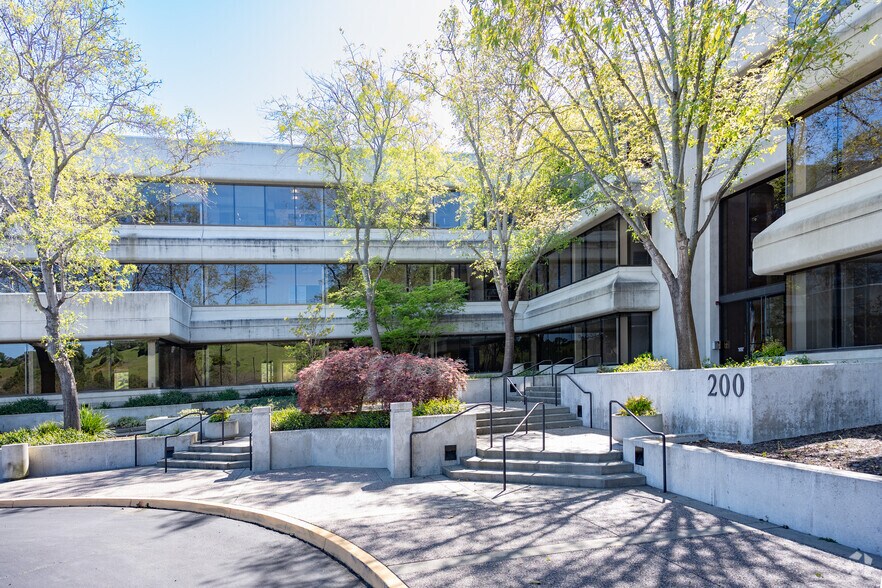 200 Smith Ranch Rd, San Rafael, CA à louer - Photo du bâtiment - Image 3 de 7