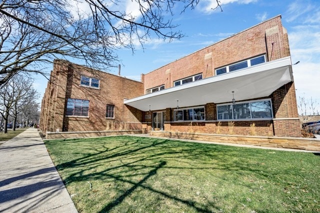 6625 N Avondale Ave, Chicago, IL for lease - Building Photo - Image 1 of 7