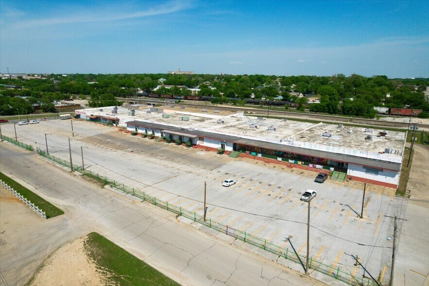 318 E Long Ave, Fort Worth, TX à vendre - Photo du bâtiment - Image 1 de 35