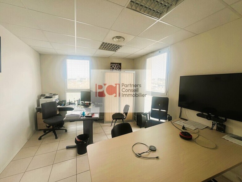 Office in Nîmes for lease - Interior Photo - Image 2 of 3