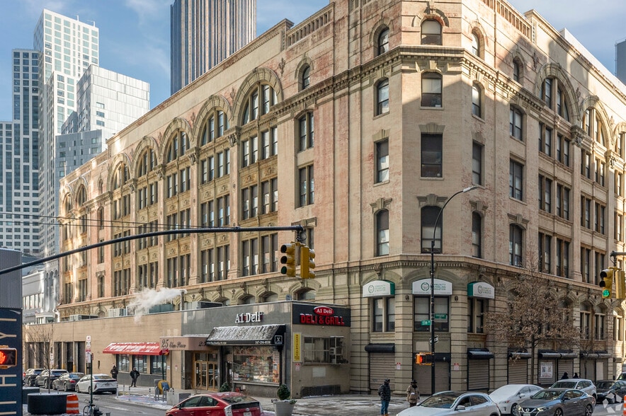 25-29 Elm Pl, Brooklyn, NY à louer - Photo du bâtiment - Image 2 de 31