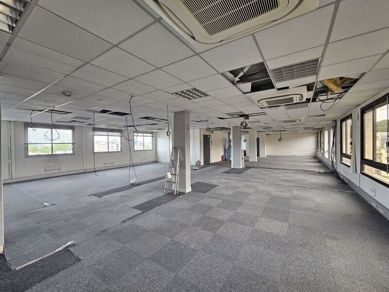Office in Issy-les-Moulineaux for sale Interior Photo- Image 1 of 25