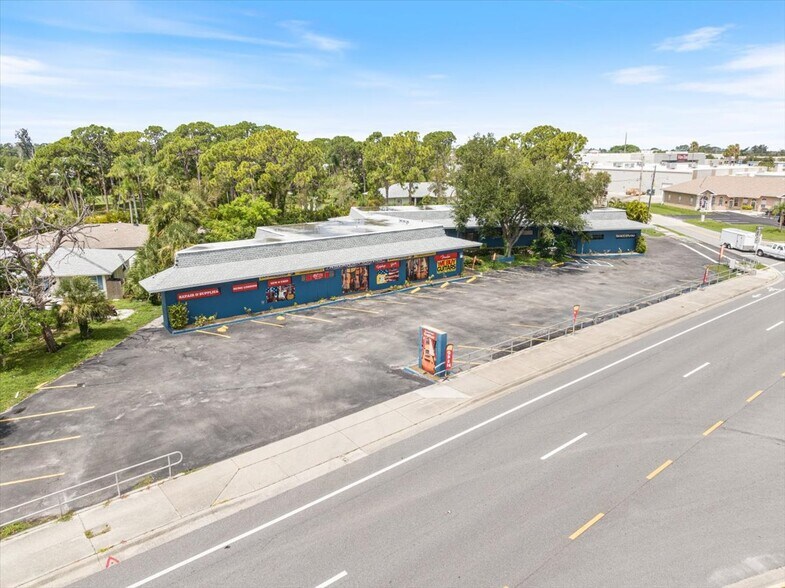 2009-2025 S McCall Rd, Englewood, FL à louer - Photo du bâtiment - Image 1 de 29