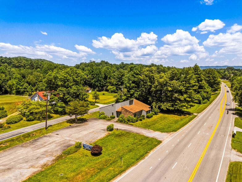 675 Hendersonville Hwy, Pisgah Forest, NC à vendre - Photo du bâtiment - Image 3 de 31