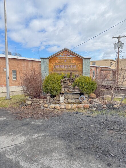 54-56 Central Avenue, Ravena, NY 12143 portefeuille de 2 propriétés à vendre sur LoopNet.ca - Photo du bâtiment - Image 2 de 39