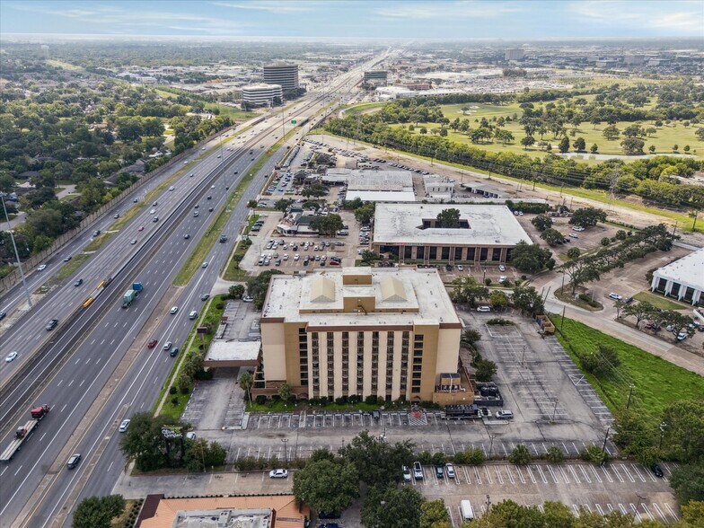 9090 Southwest Fwy, Houston, TX à vendre - Photo du bâtiment - Image 2 de 26
