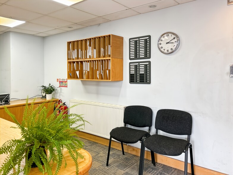 1 Edison Rd, Aylesbury for lease - Interior Photo - Image 3 of 10