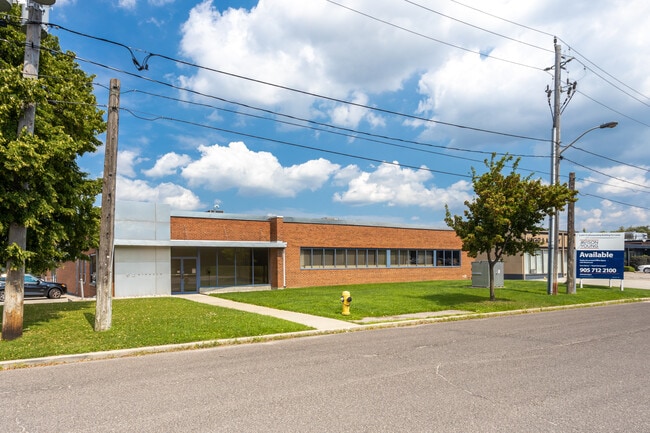 Plus de détails pour 90 Wingold Ave, Toronto, ON - Commerce de détail à louer