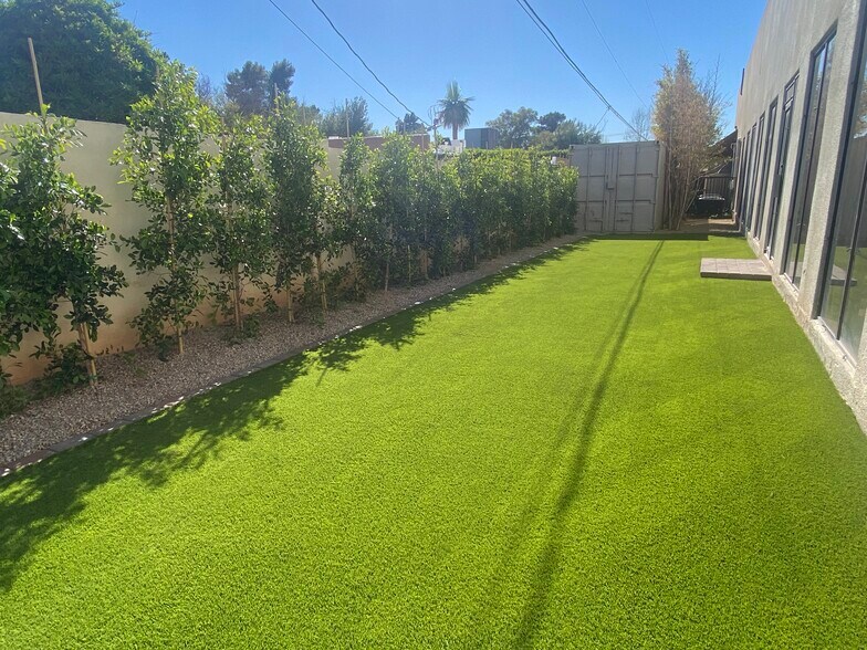 2701 E Osborn Rd, Phoenix, AZ à louer - Photo du bâtiment - Image 2 de 10