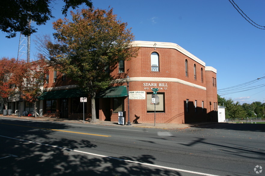 801 W Main St, Charlottesville, VA à louer - Photo du bâtiment - Image 2 de 6