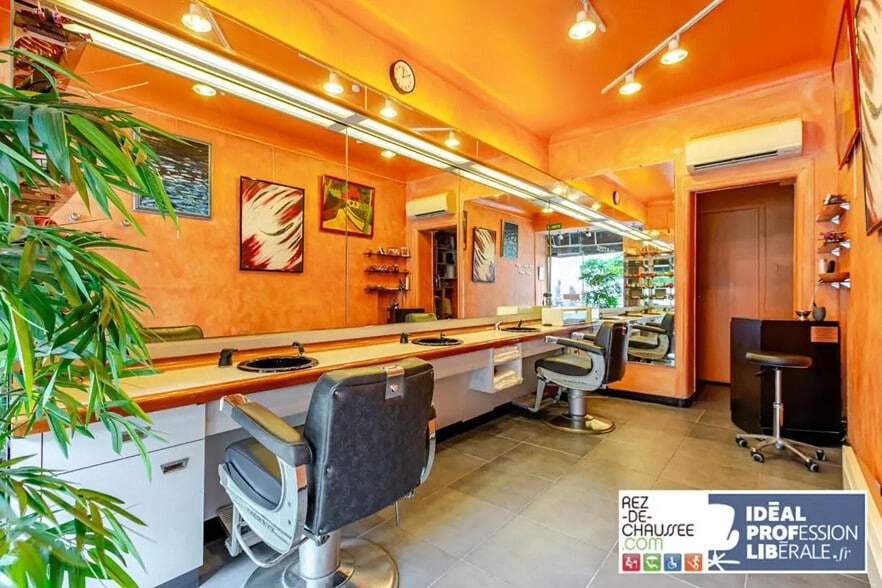 Retail in Paris for sale - Interior Photo - Image 1 of 12