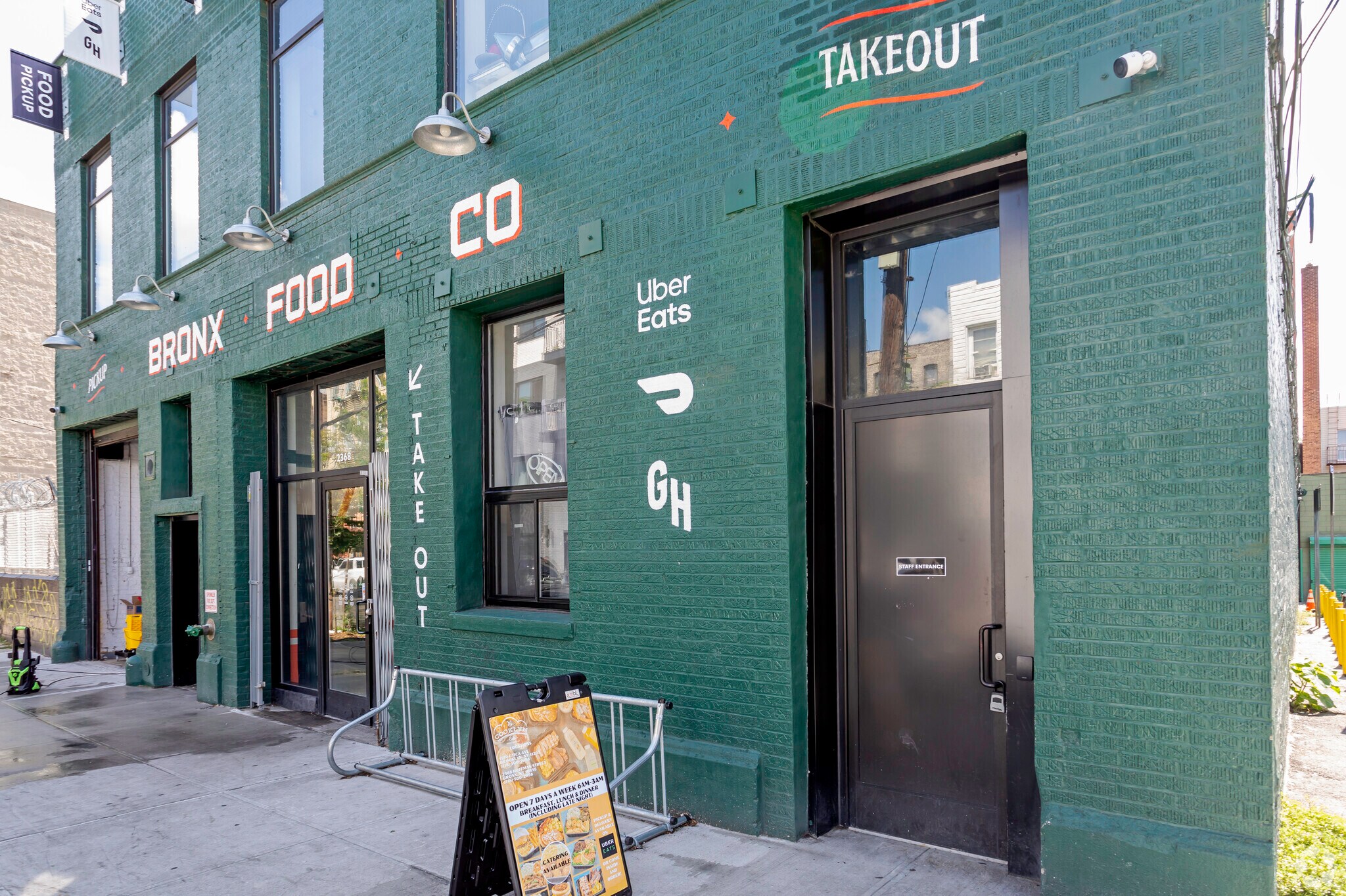 2368 Hoffman St, Bronx, NY à louer Photo du bâtiment- Image 1 de 17