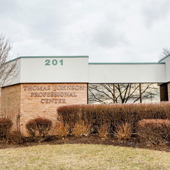 201 Thomas Johnson Dr, Frederick, MD à louer - Photo du bâtiment - Image 2 de 5