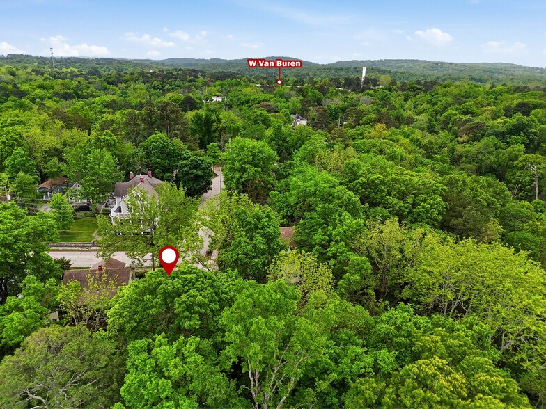 5 Ojo St, Eureka Springs, AR à vendre - Photo du bâtiment - Image 3 de 57
