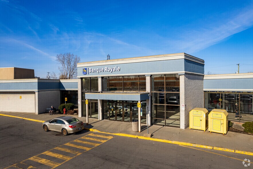 7001-7155 Ch Côte St-Luc, Montréal, QC à louer - Photo du bâtiment - Image 2 de 16