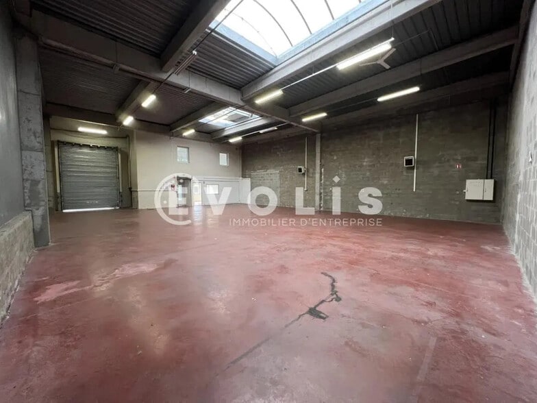 15 Rue Jean Zay, Saint-Priest for lease - Interior Photo - Image 2 of 14