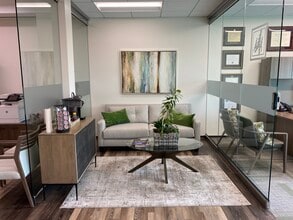 400 W Davis St, Conroe, TX for lease Interior Photo- Image 2 of 7