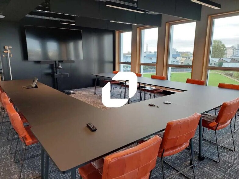 Bureau dans Ivry-sur-Seine à louer - Photo du bâtiment - Image 1 de 42