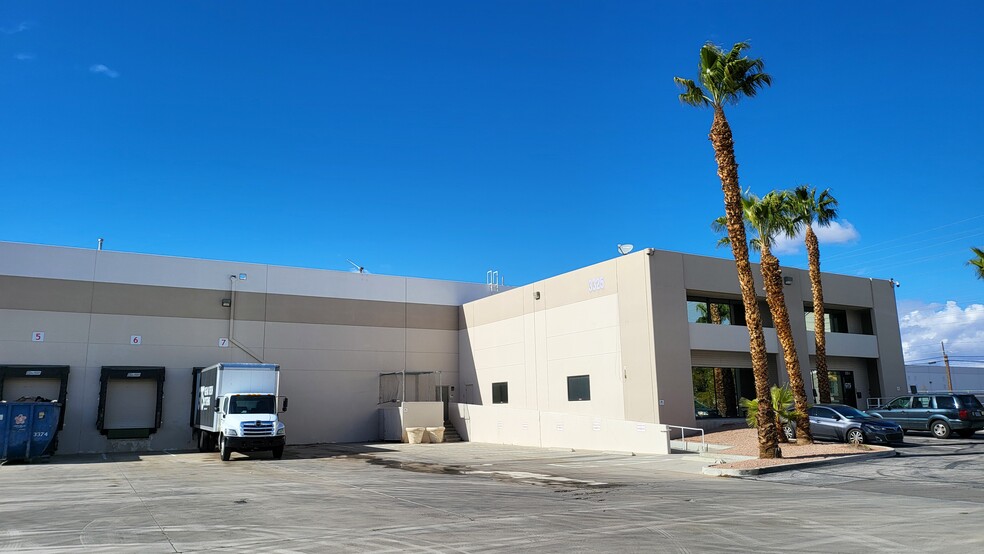 3325-3326 W Oquendo Rd, Las Vegas, NV à louer - Photo du bâtiment - Image 2 de 79