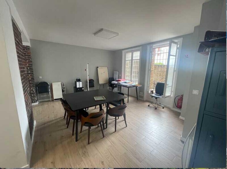 Retail in Paris for lease - Interior Photo - Image 2 of 8