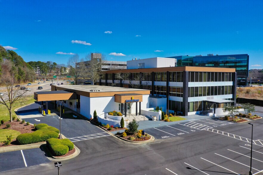 4901 Glenwood Ave, Raleigh, NC à louer - Photo du bâtiment - Image 1 de 8