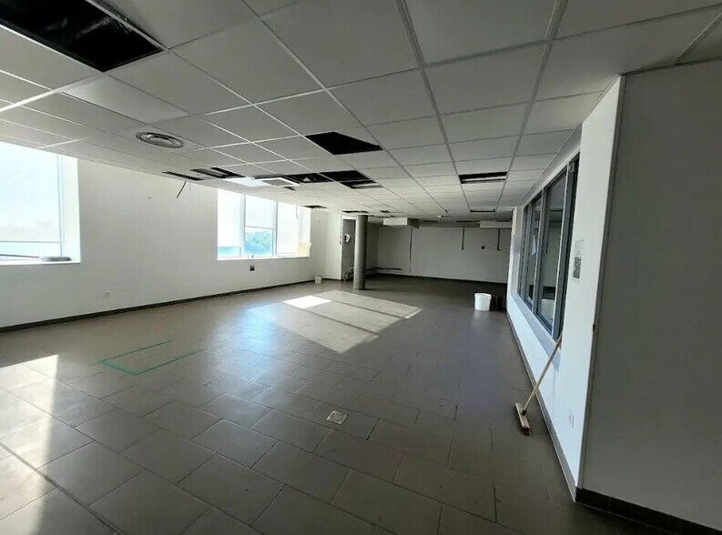 Flex in Fresnes for lease - Building Photo - Image 3 of 13