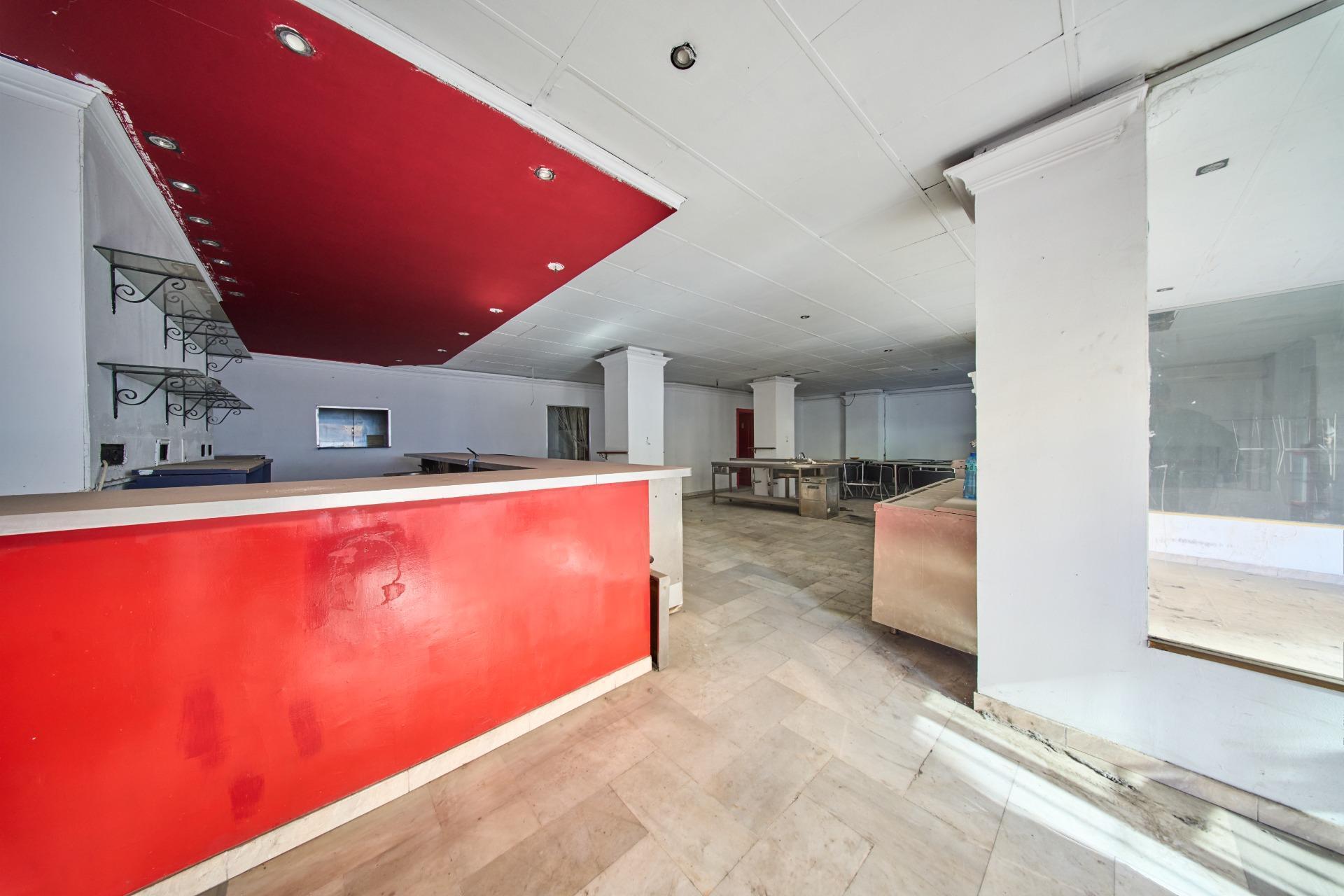 Retail in Granada for sale Interior Photo- Image 1 of 13