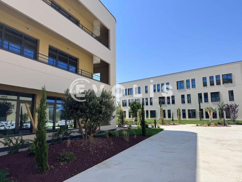 Office in Genas for lease - Building Photo - Image 3 of 22