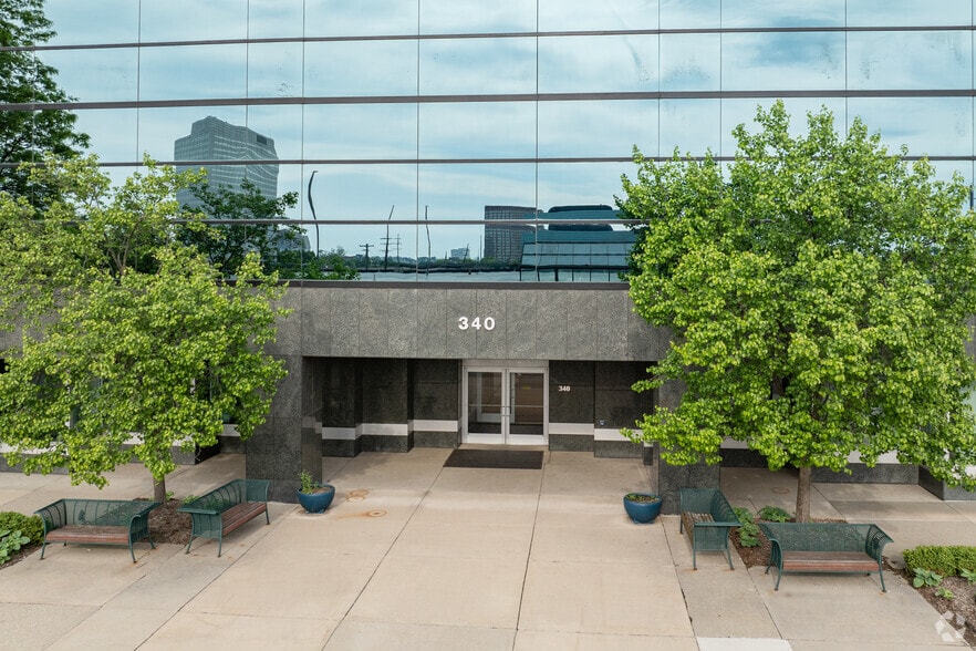 340 E Big Beaver Rd, Troy, MI for lease - Building Photo - Image 3 of 17