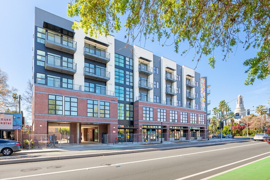 1600 Broadway, Sacramento, CA à louer - Photo du bâtiment - Image 3 de 24