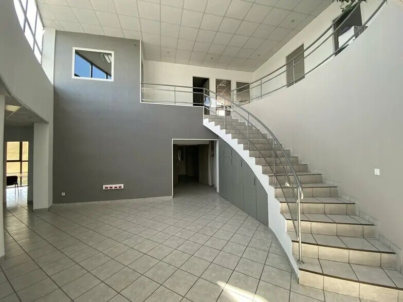 Office in Valence for sale - Interior Photo - Image 3 of 9