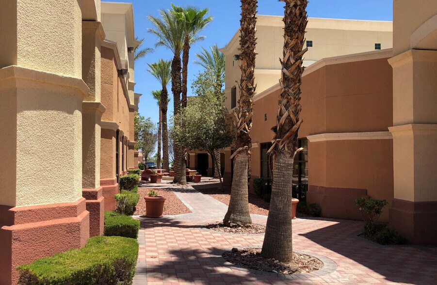 4785 S Durango Dr, Las Vegas, NV à louer - Photo du bâtiment - Image 2 de 13