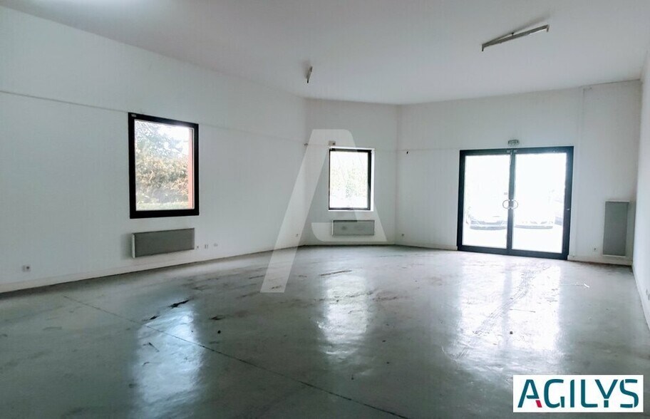 68 Rue Maryse Bastié, Igny for lease - Interior Photo - Image 2 of 4