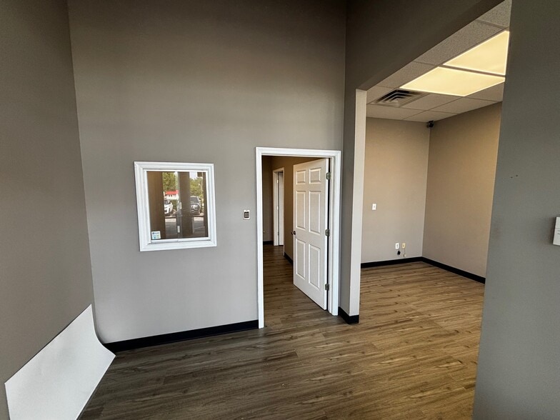 565 E New Circle Rd, Lexington, KY for lease - Building Photo - Image 2 of 11