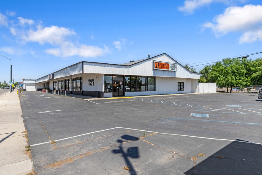 727 Clovis Ave, Clovis, CA for sale - Building Photo - Image 2 of 22