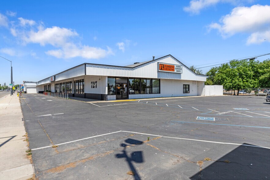 727 Clovis Ave, Clovis, CA à vendre - Photo du bâtiment - Image 2 de 22