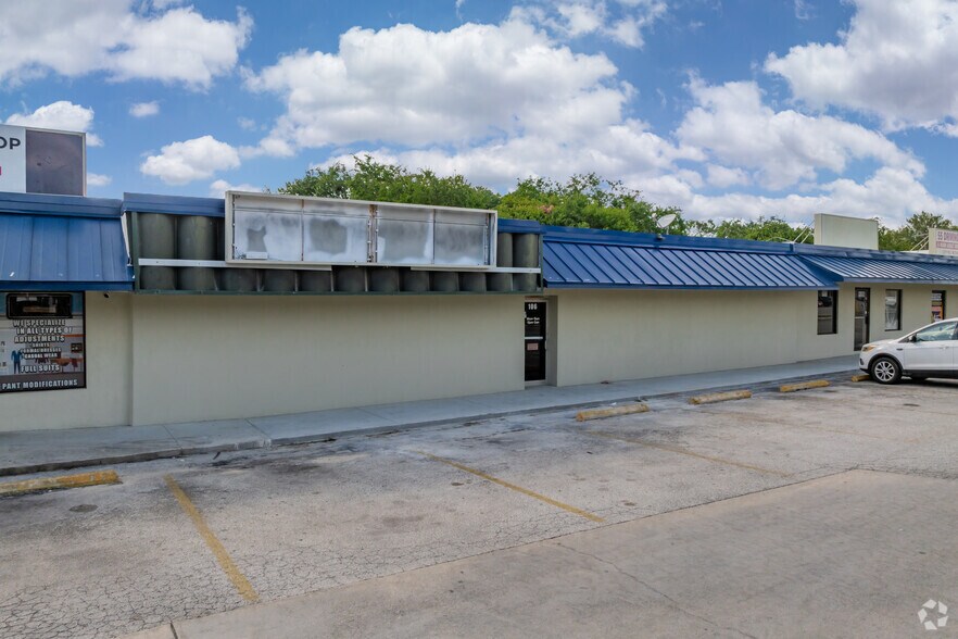 8117-8165 Latigo Plz, San Antonio, TX à louer - Photo du bâtiment - Image 2 de 12