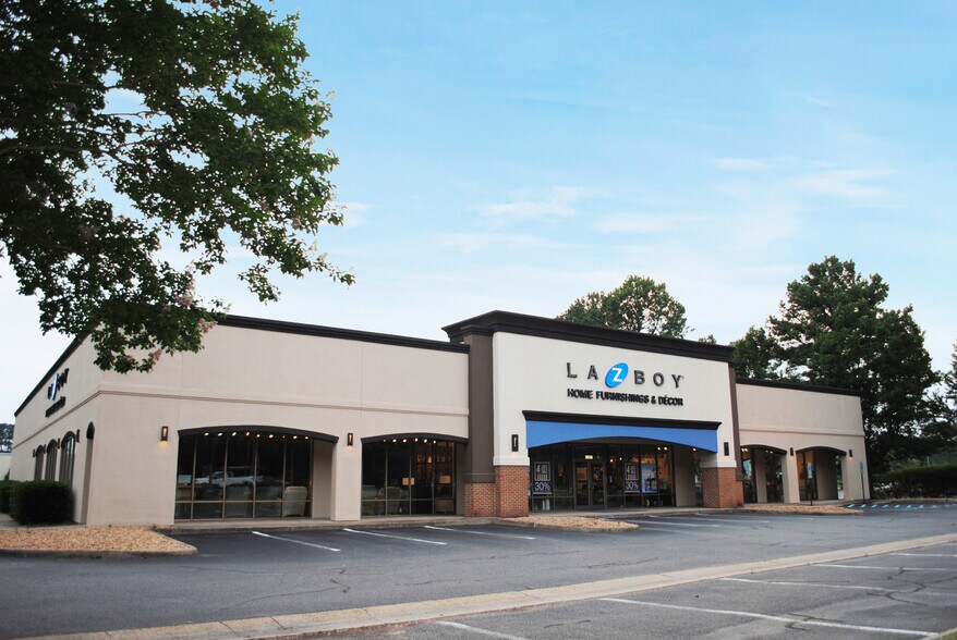 11967 Jefferson Ave, Newport News, VA à vendre - Photo du bâtiment - Image 2 de 5