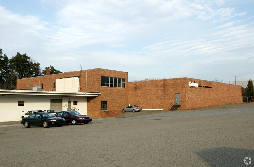 535 E Clemmonsville Rd, Winston-Salem, NC à louer - Photo du bâtiment - Image 3 de 6