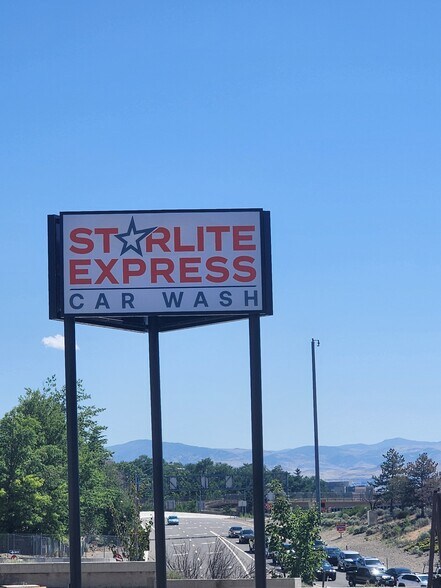 1201 Stardust St, Reno, NV à vendre - Photo du bâtiment - Image 2 de 19