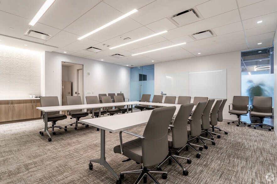 8260 Greensboro Dr, McLean, VA à louer - Photo intérieure - Image 3 de 18