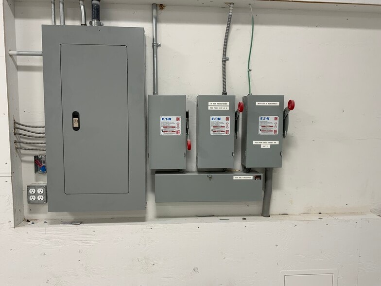 5800 Rhodes Dr, Windsor, ON for lease - Interior Photo - Image 2 of 3