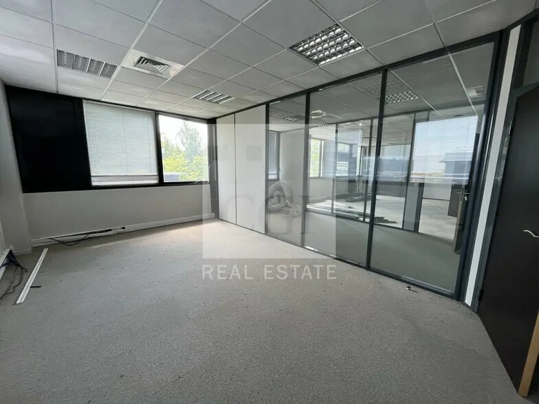 Office in Vaulx-Milieu for lease - Interior Photo - Image 3 of 12