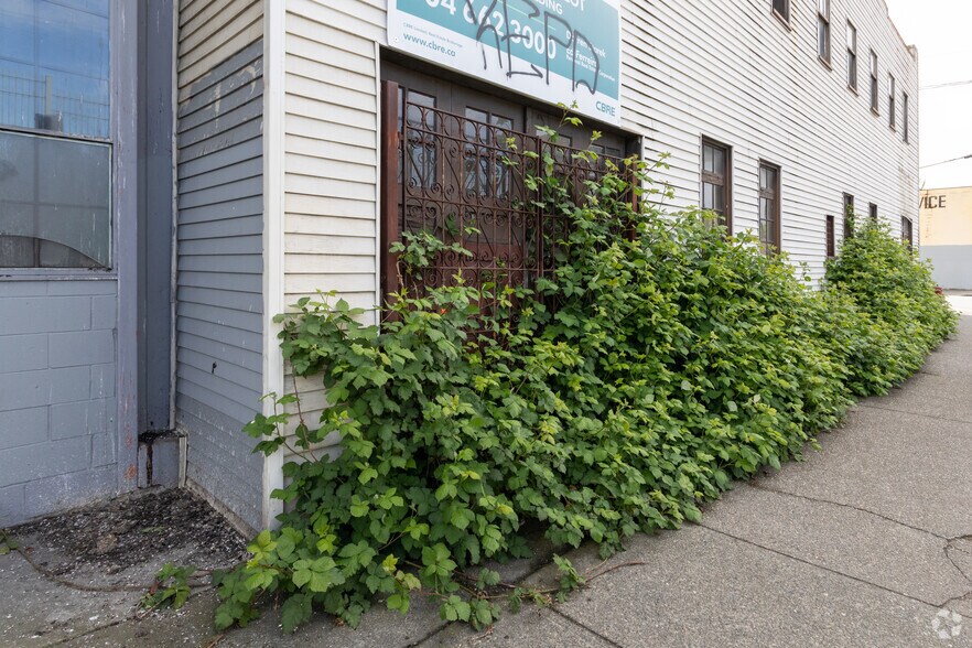 236 Clark Dr, Vancouver, BC à louer - Photo du bâtiment - Image 3 de 4