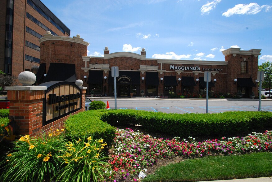 2075 W Big Beaver Rd, Troy, MI à louer - Photo du bâtiment - Image 2 de 6