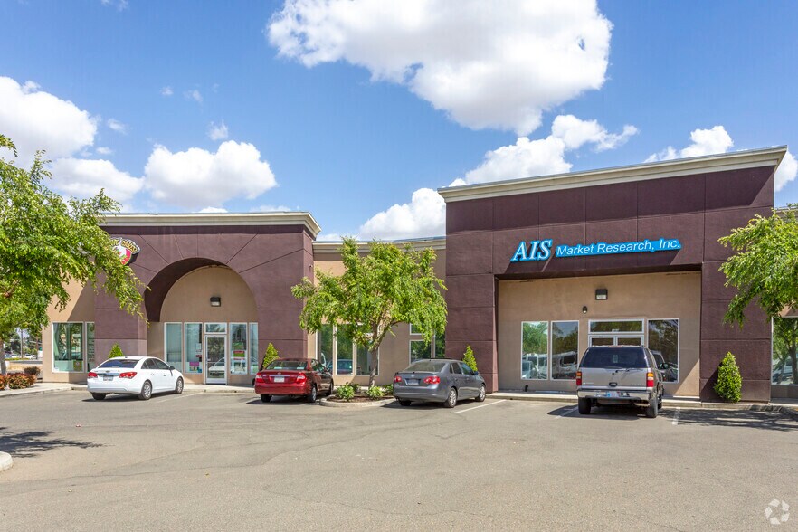 4930 E Ashlan Ave, Fresno, CA à vendre - Photo du bâtiment - Image 2 de 5