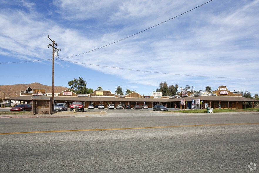 33040 Simpson Rd, Hemet, CA à louer - Photo du bâtiment - Image 2 de 3